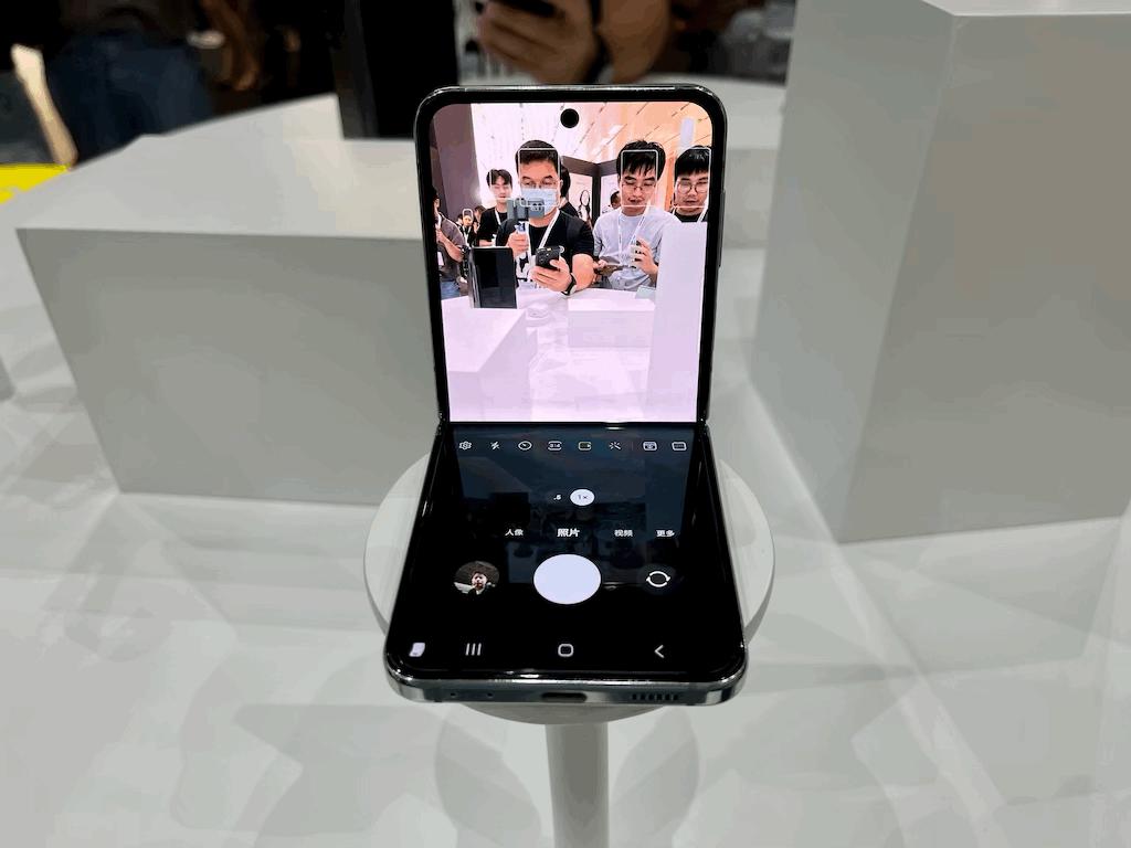 折叠屏手机,怎么把自己活成了「VR 头显」?-第5张图片-奈飞网 折叠屏手机,怎么把自己活成了「VR 头显」?-第5张图片-奈飞网