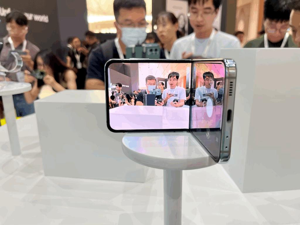 折叠屏手机,怎么把自己活成了「VR 头显」?-第3张图片-奈飞网 折叠屏手机,怎么把自己活成了「VR 头显」?-第3张图片-奈飞网