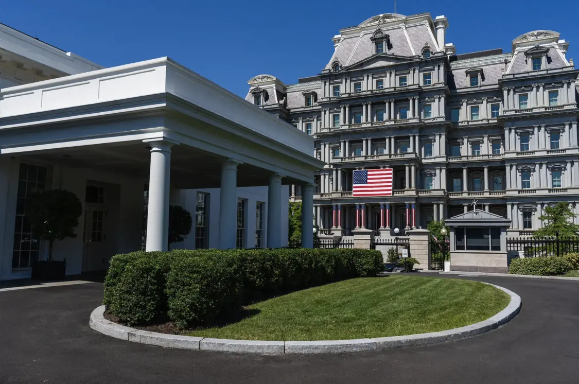 马斯克在白宫有了办公地，就在特朗普旁边