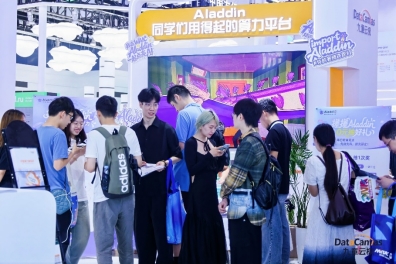 许多人站在一起AI 生成的内容可能不正确。