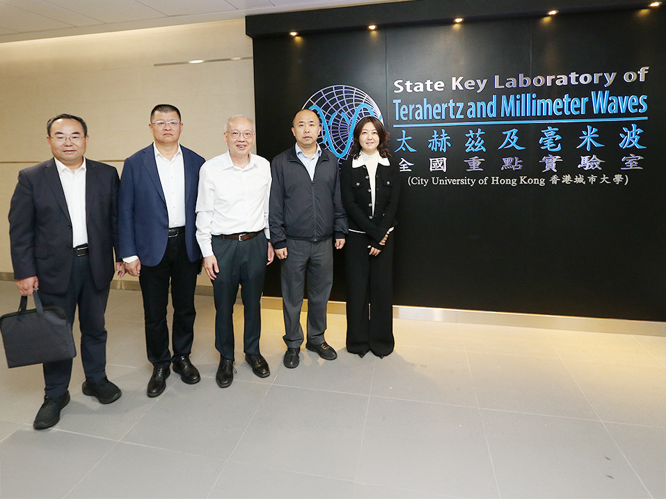图2_代表团参观太赫兹及毫米波全国重点实验室.jpg