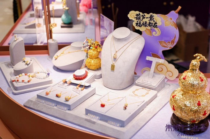 1788059305289849.jpg 朱军岷推出首饰品牌“朱炳仁·也金”.jpg