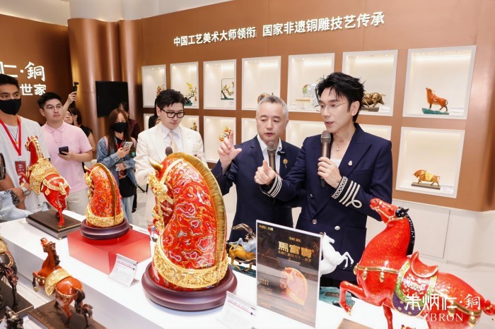1789276894762441.jpg 朱军岷化身“文化讲解员”,林依轮近距离品鉴.jpg