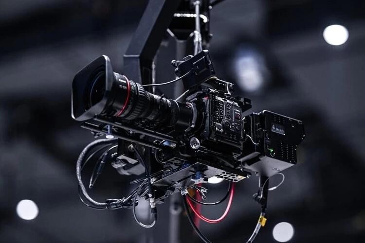 EOS C400搭配讯道化方案,在摇臂上可实现流畅的远程控制
