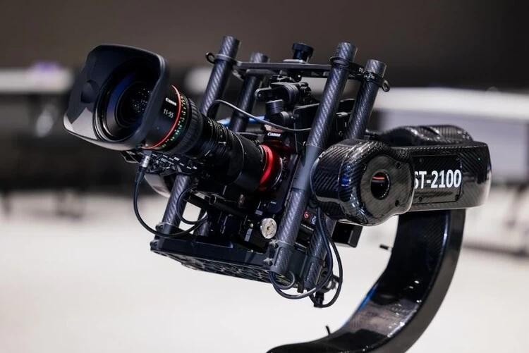 EOS C400搭配佳能CN5×11 IAS T镜头在轨道等特种设备上作业