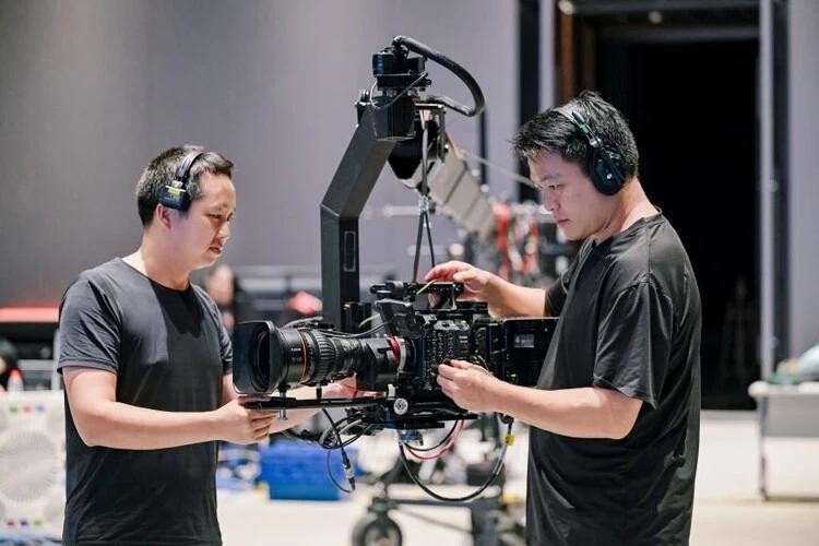赖敏(右)与团队成员现场调试摇臂上的EOS C400电影机