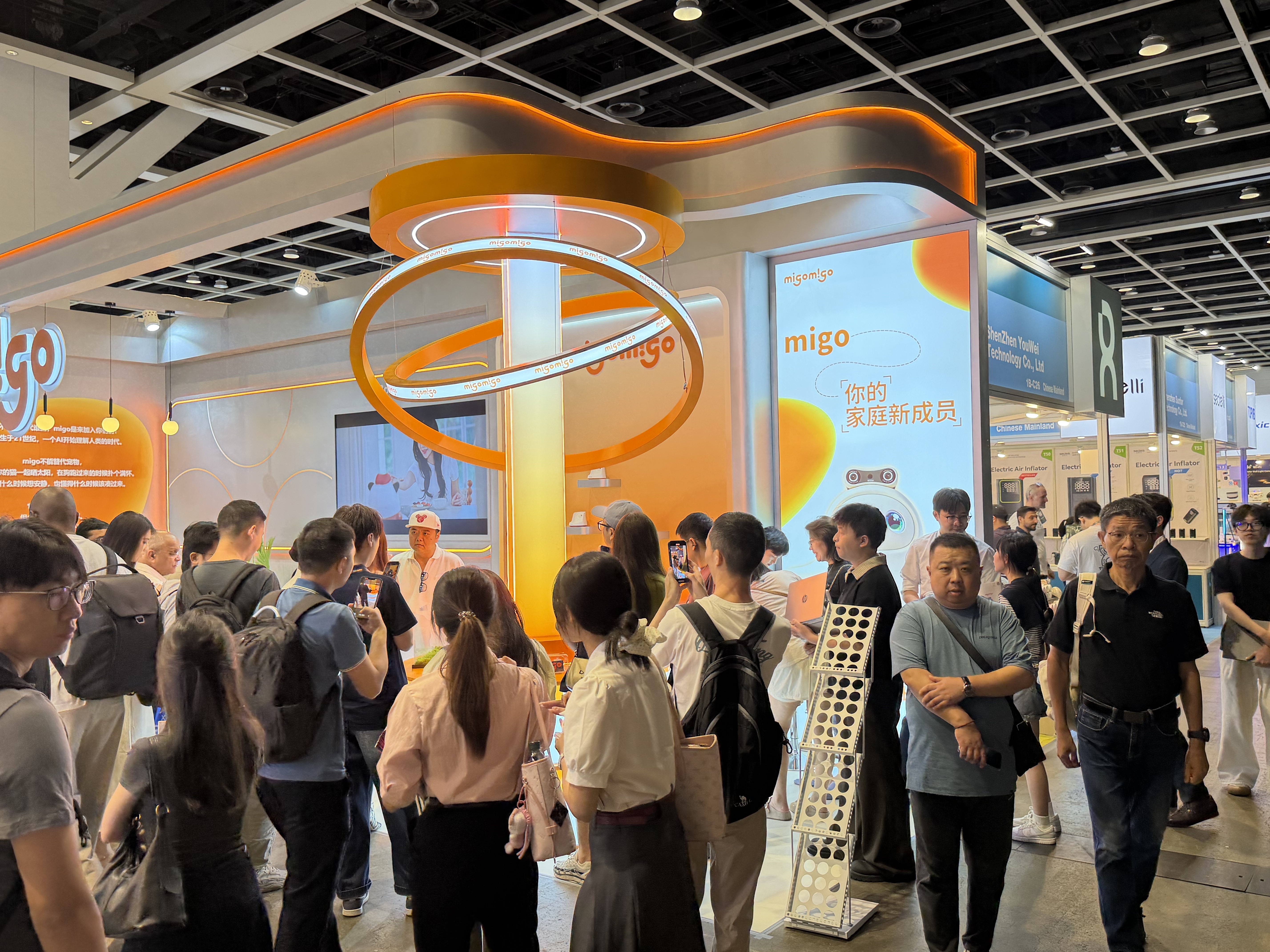 1792036656878792.jpg 现场观众人群.jpg
